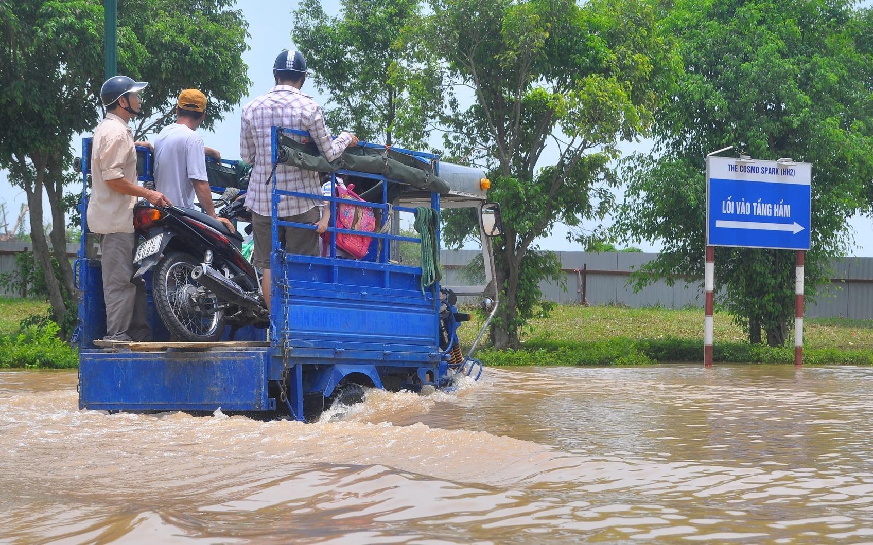 Ngay thu 2 song trong 'oc dao' sau con mua ky luc hinh anh