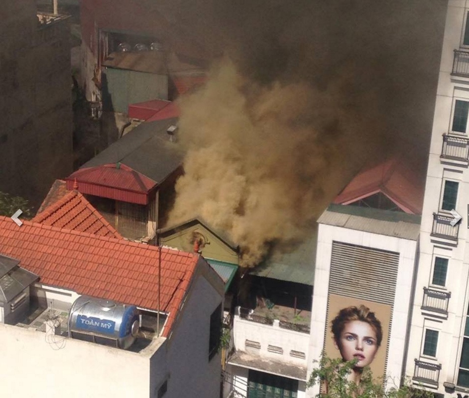 Chay nha hang tren pho anh 1