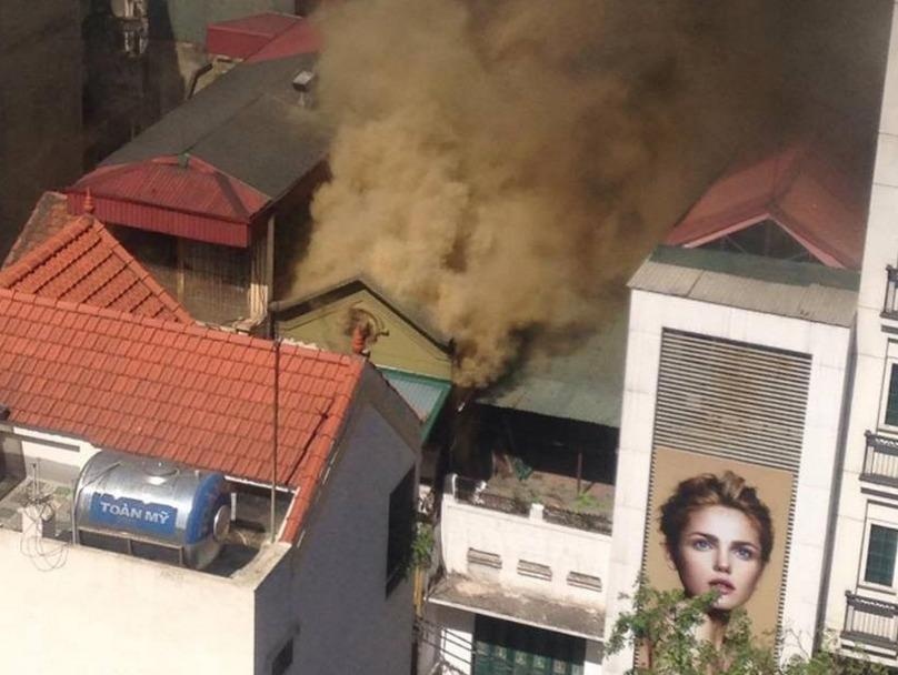 Quan an boc chay, khoi nghi ngut ca khu pho hinh anh