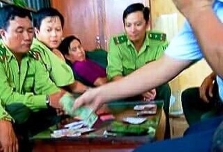 Canh cao 6 can bo kiem lam Ca Mau danh bai an tien hinh anh