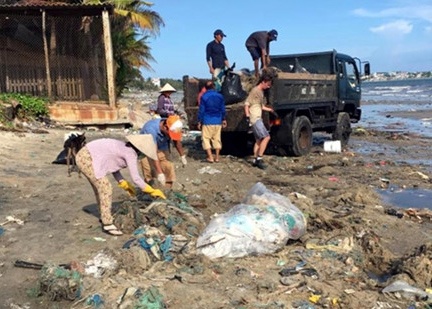 Hang chuc du khach nuoc ngoai tu nguyen don rac o Mui Ne hinh anh