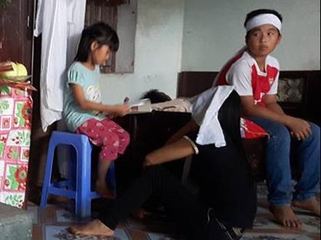 Gia canh nan nhan bi dien giat chet ben bo song hinh anh