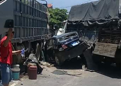 Toyota Altis bien xanh bep rum giua 2 xe tai hinh anh