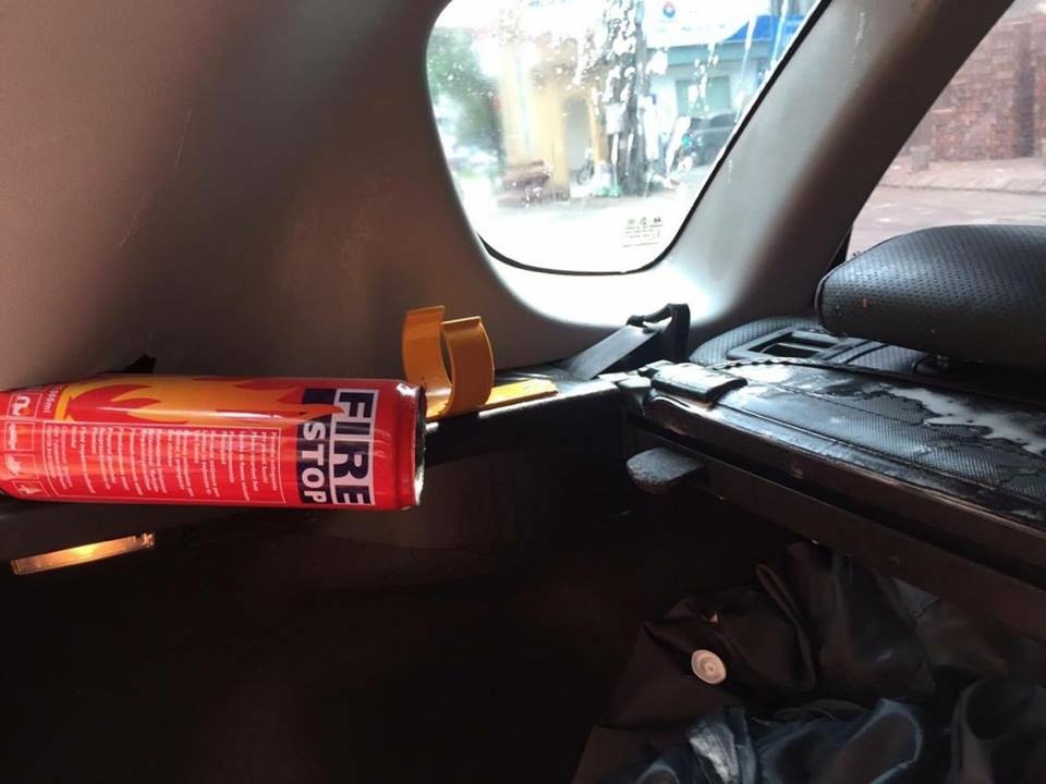 Binh cuu hoa mini phat no trong xe hop o Ha Noi hinh anh