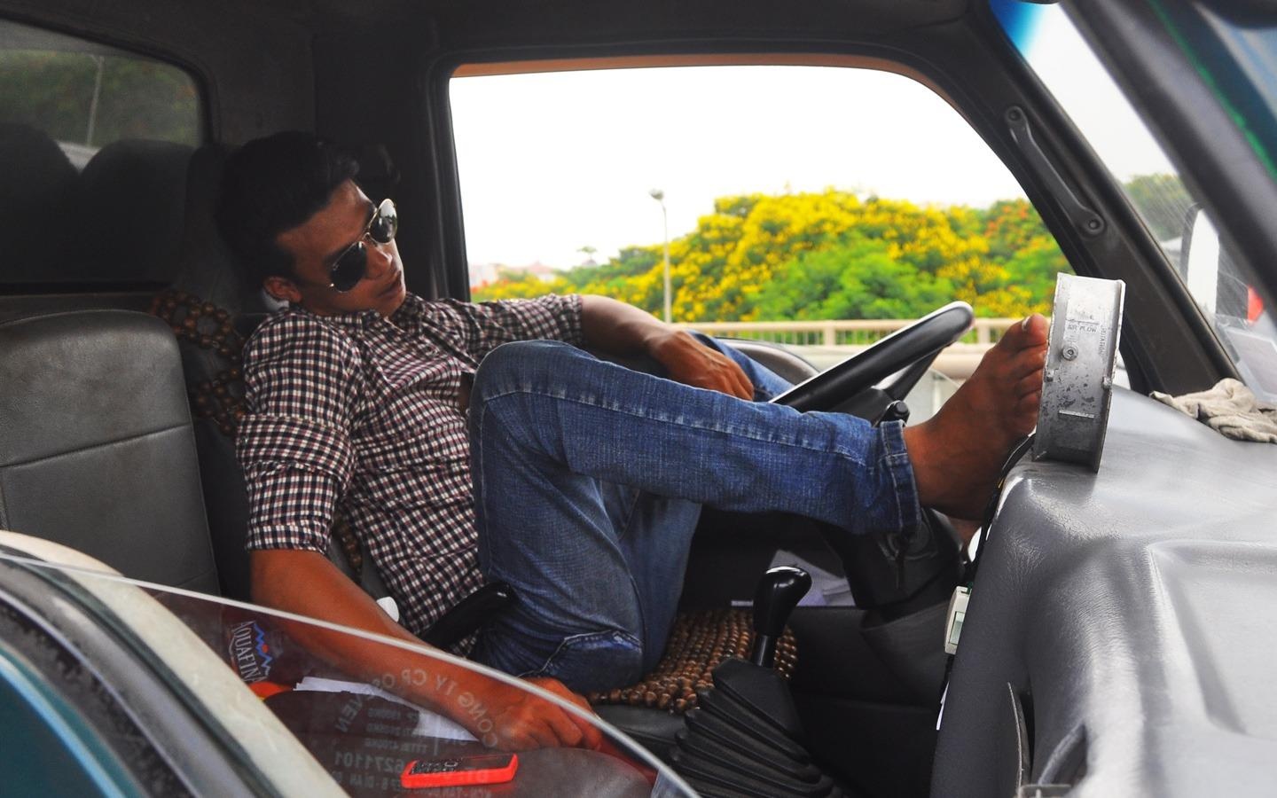 Duong tren cao o Ha Noi te liet 12 km, tai xe gac chan ngu hinh anh