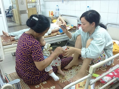 Nguoi lon so suat, tre em nhap vien tang hinh anh