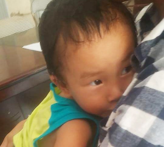 Gia dinh don be trai bi bo roi o quan pho ve nha hinh anh