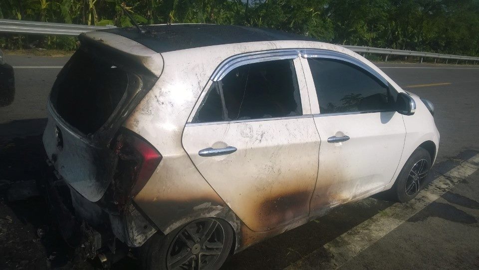 4 nguoi pha cua thoat khoi oto boc chay tren quoc lo hinh anh