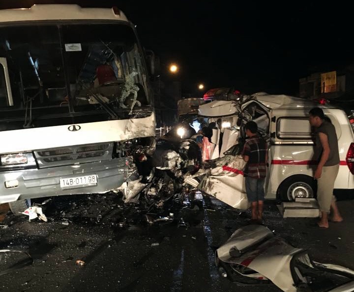 ôtô khách đối đầu xe cứu thương ảnh 1 oto khach doi dau xe cuu thuong anh 1