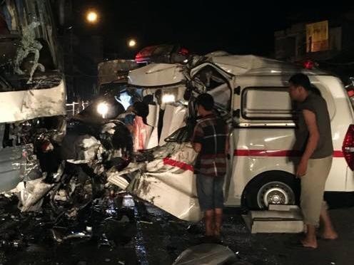 Xe cuu thuong bi dam bep, tai xe tu vong hinh anh