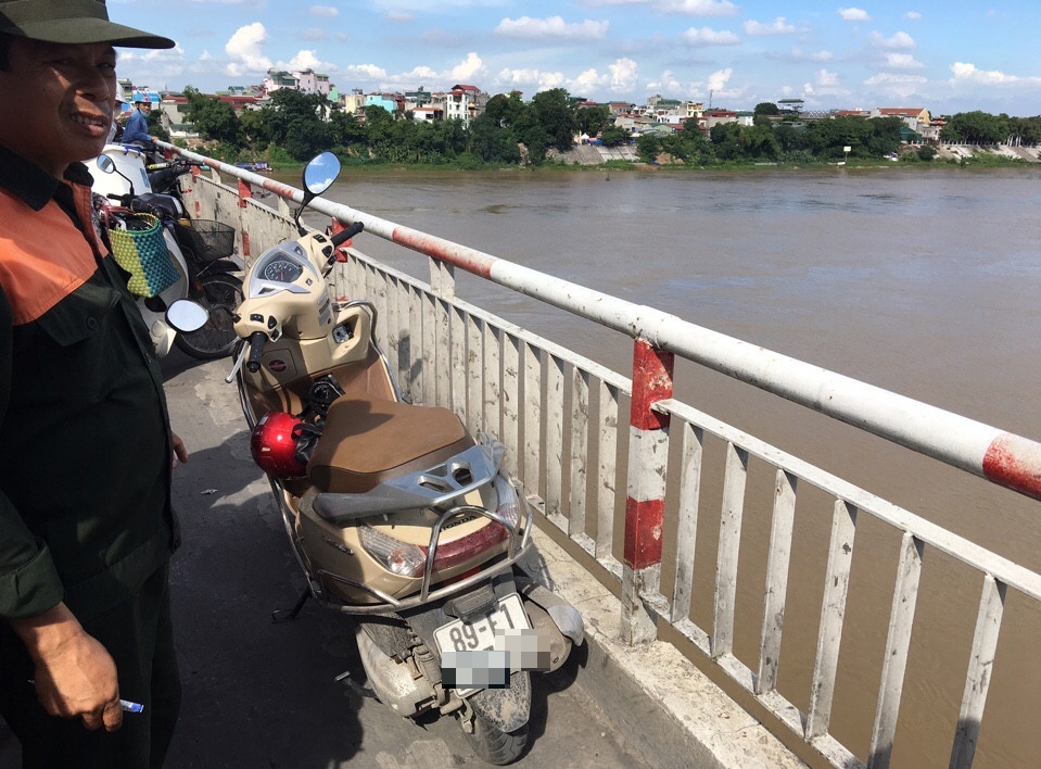 Co gai oa khoc truoc khi nhay cau Chuong Duong hinh anh