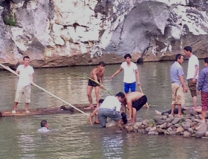 Hang tram nguoi tim bon nu sinh duoi nuoc hinh anh