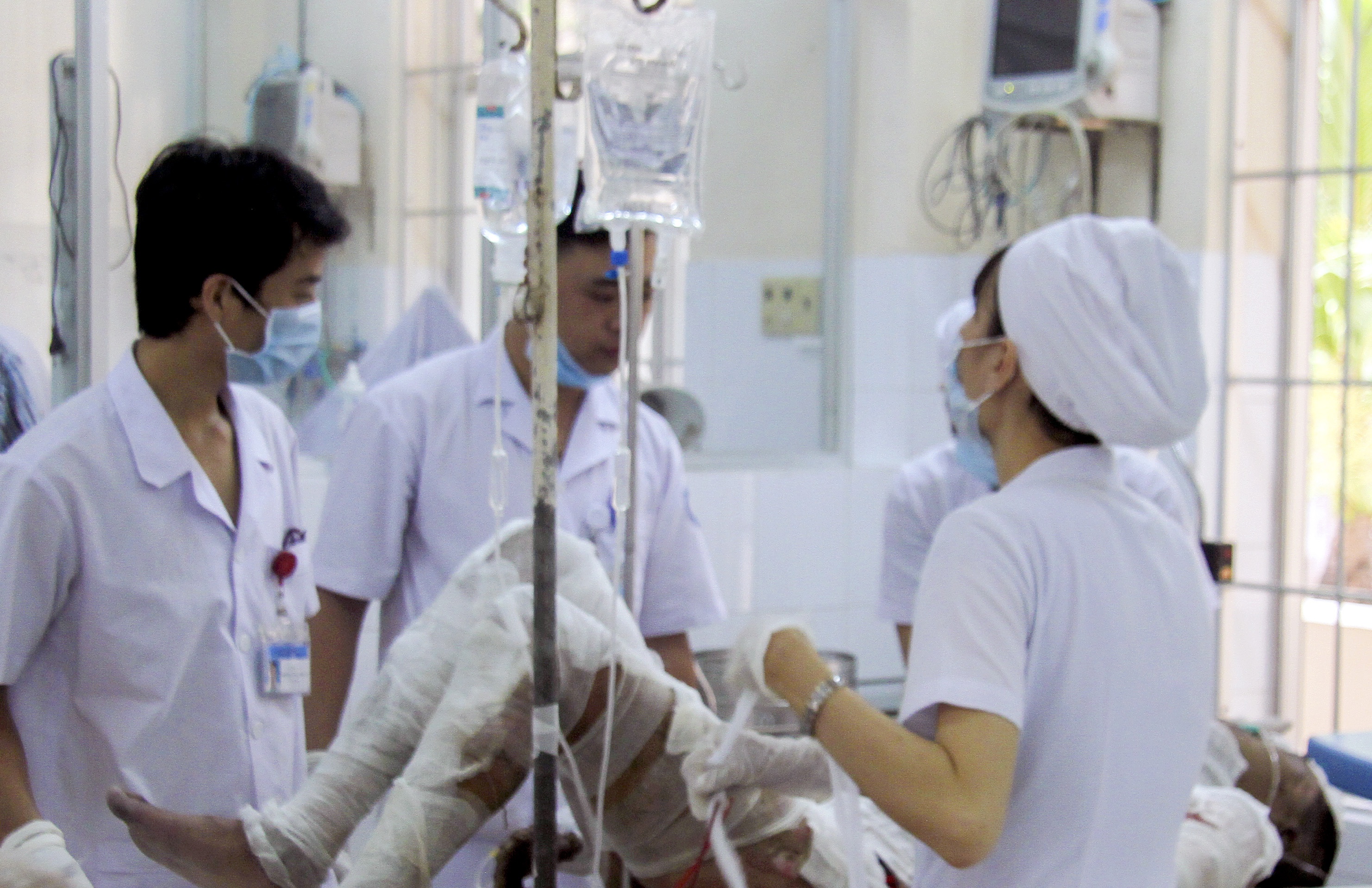 Chồng dùng xăng đốt vợ ảnh 1 Chong dung xang dot vo anh 1
