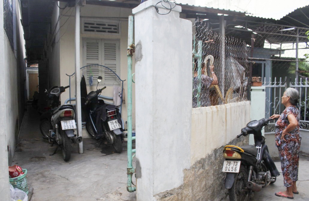 Thi the nu 9X trong phong tro co nhieu vet thuong hinh anh