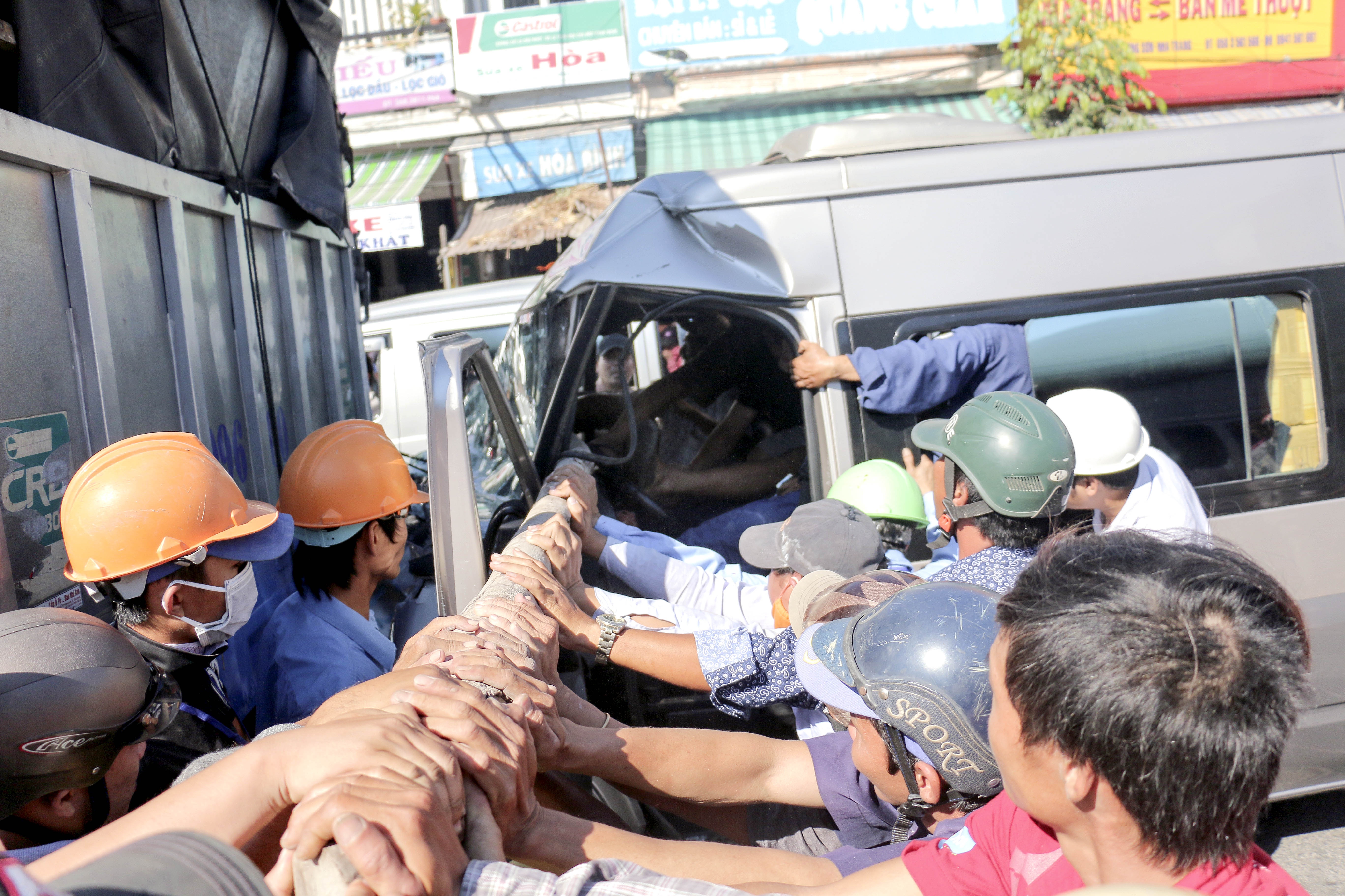 Tài xế thoát chết khi xe khách chui gầm xe tải ảnh 1 Tai xe thoat chet khi xe khach chui gam xe tai anh 1