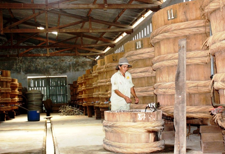 Nguy kịch vì ngộ độc khí trong bề sản xuất mắm ảnh 1 Nguy kich vi ngo doc khi trong be san xuat mam anh 1