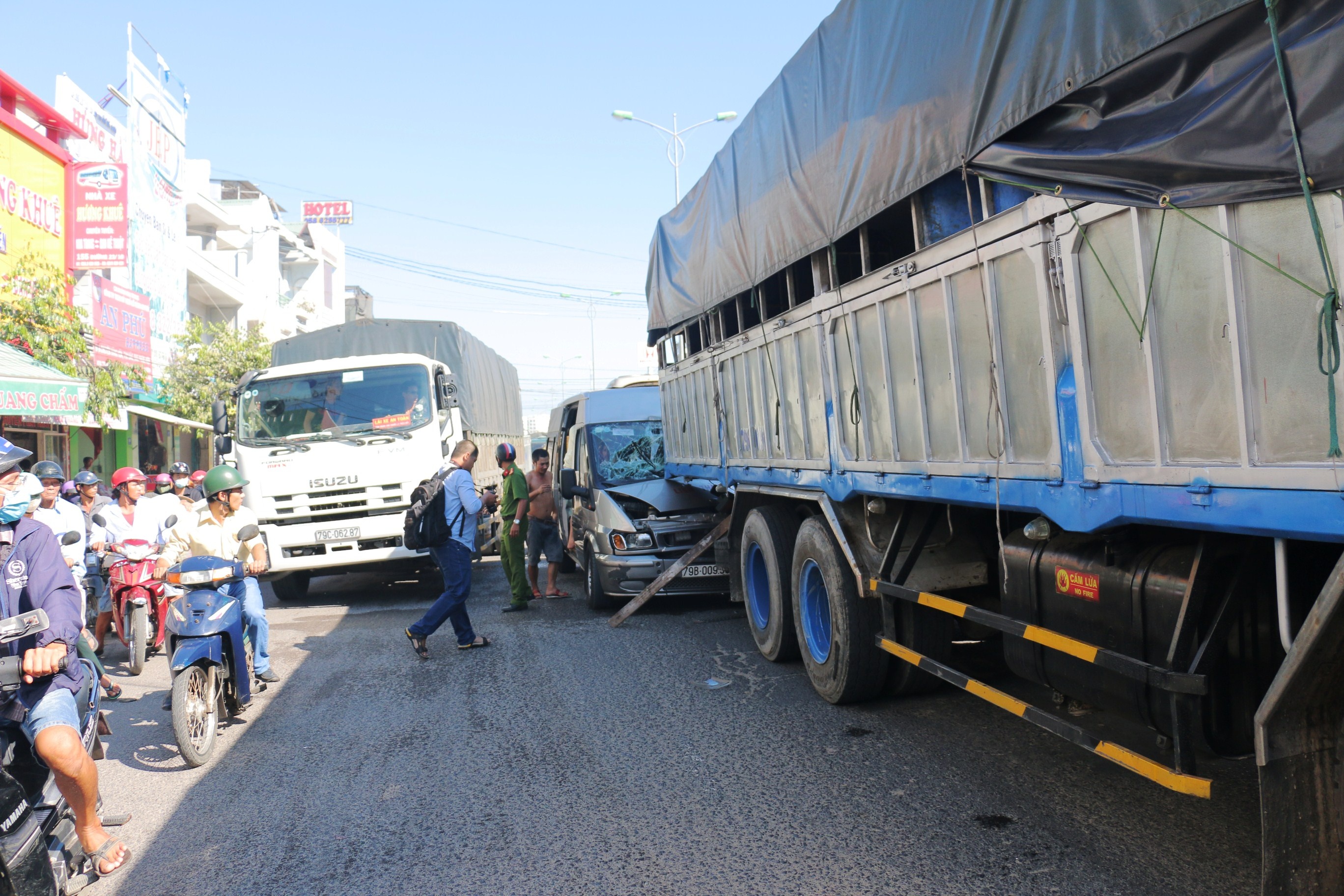 Tai xe thoat chet khi xe khach chui gam xe tai hinh anh