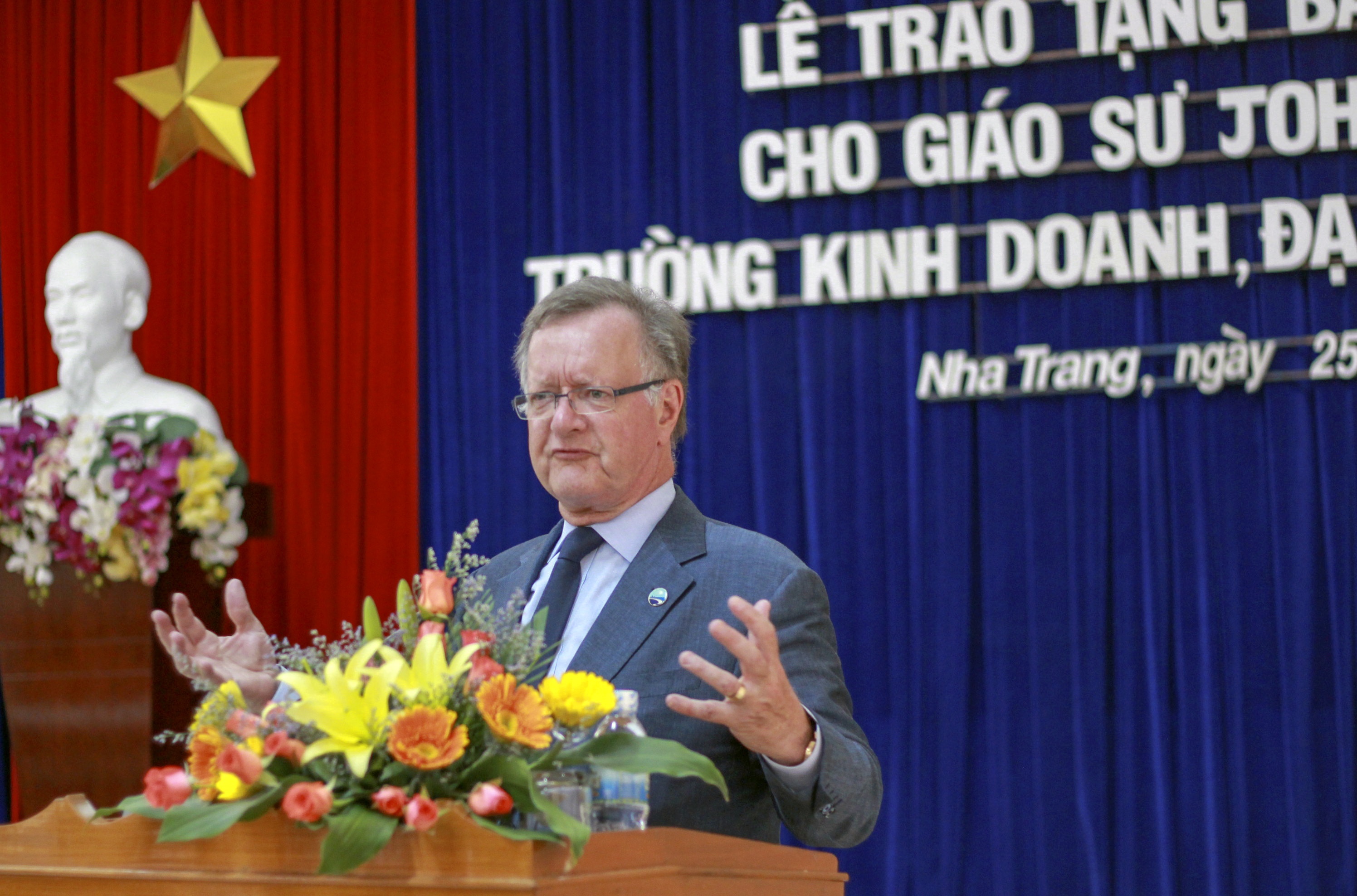 Trao bằng khen cho giáo sư đại học Harvard ảnh 1 Trao bang khen cho giao su dai hoc Harvard anh 1