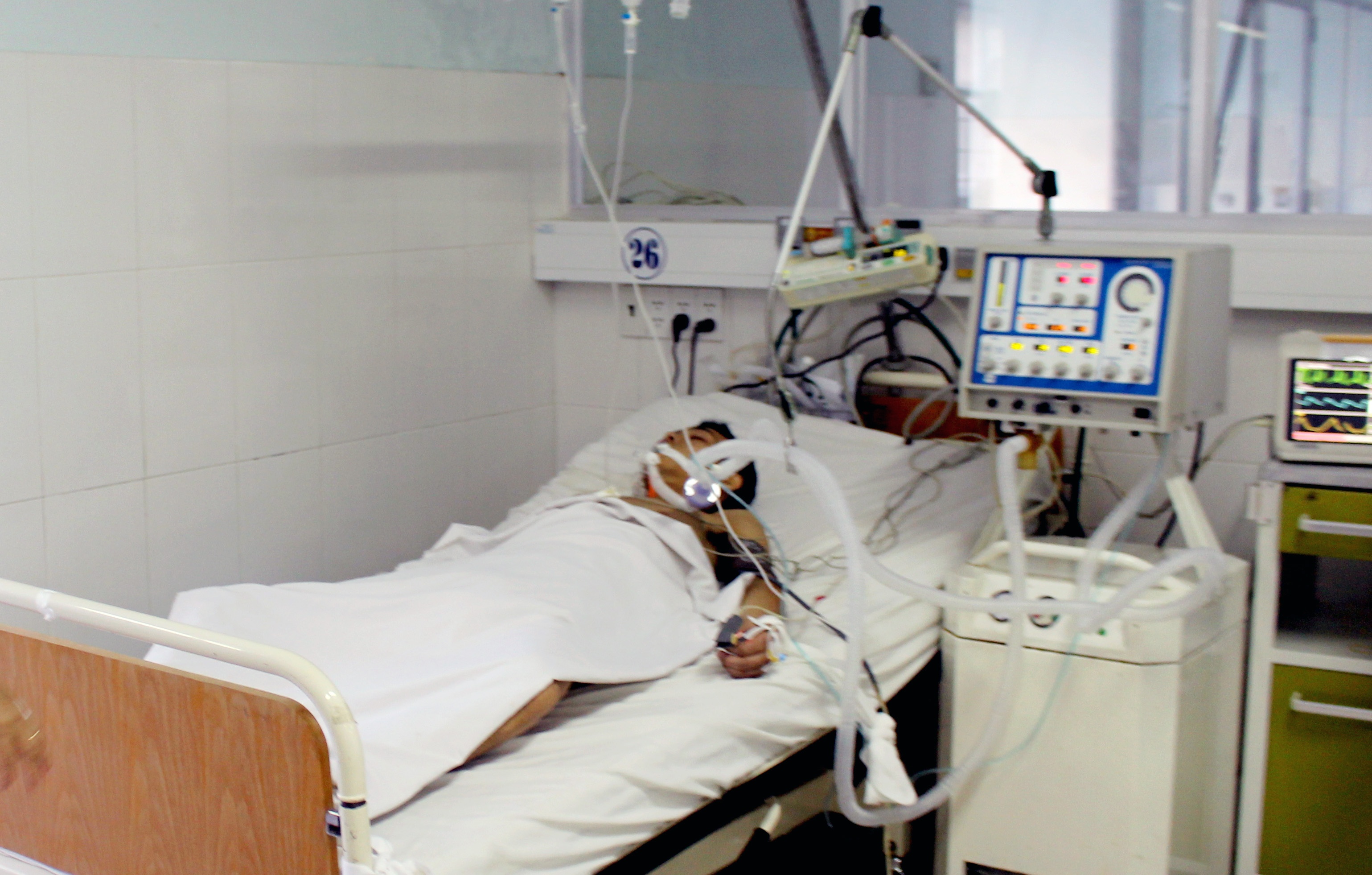 3 nguoi bi ngo doc trong be mam qua con nguy kich hinh anh