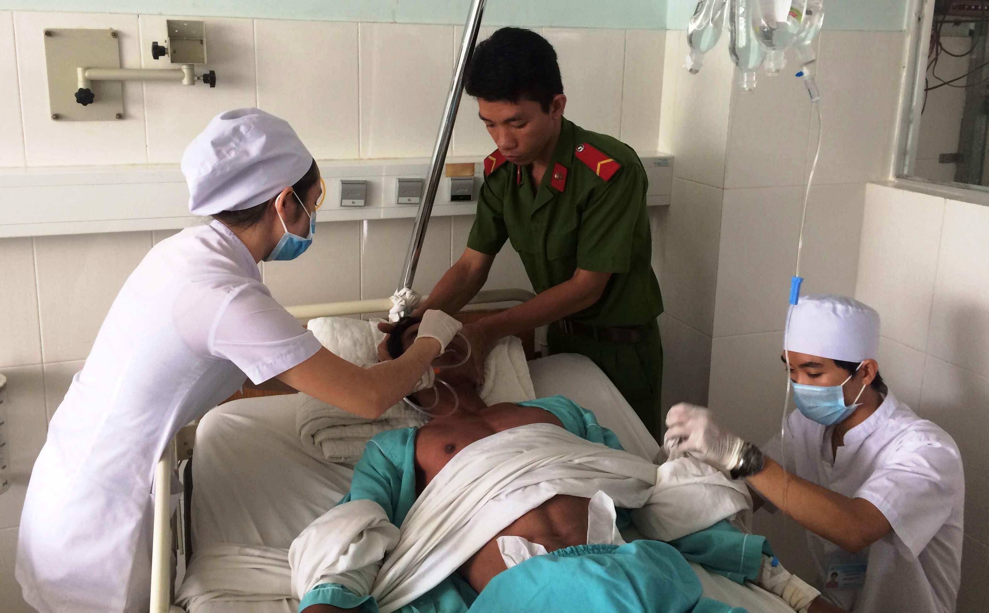 Uong thuoc diet co sau khi chem hang xom chuc nhat hinh anh