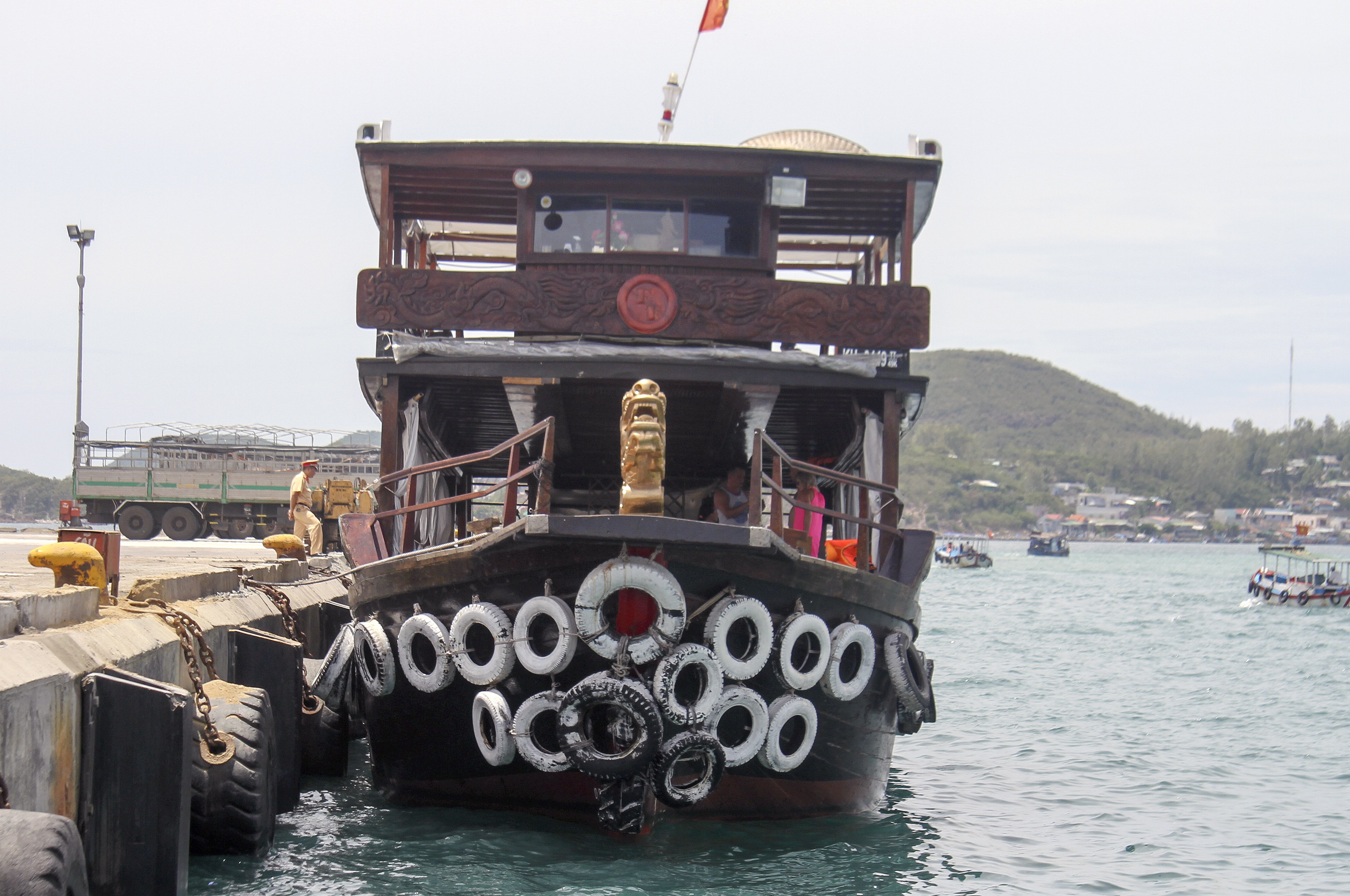 Chim tau tren vinh Nha Trang, 10 khach thoat nan hinh anh