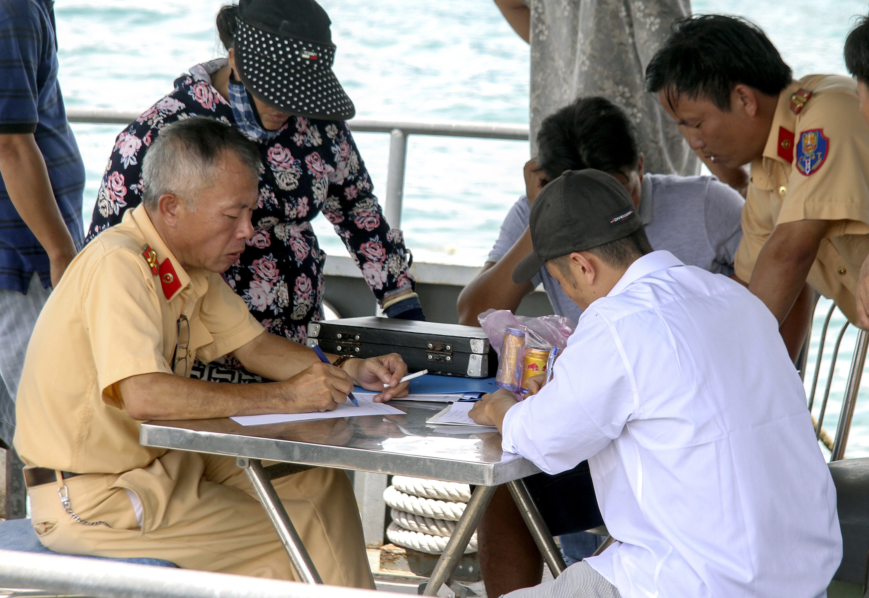 chim tau tren vinh Nha Trang anh 1