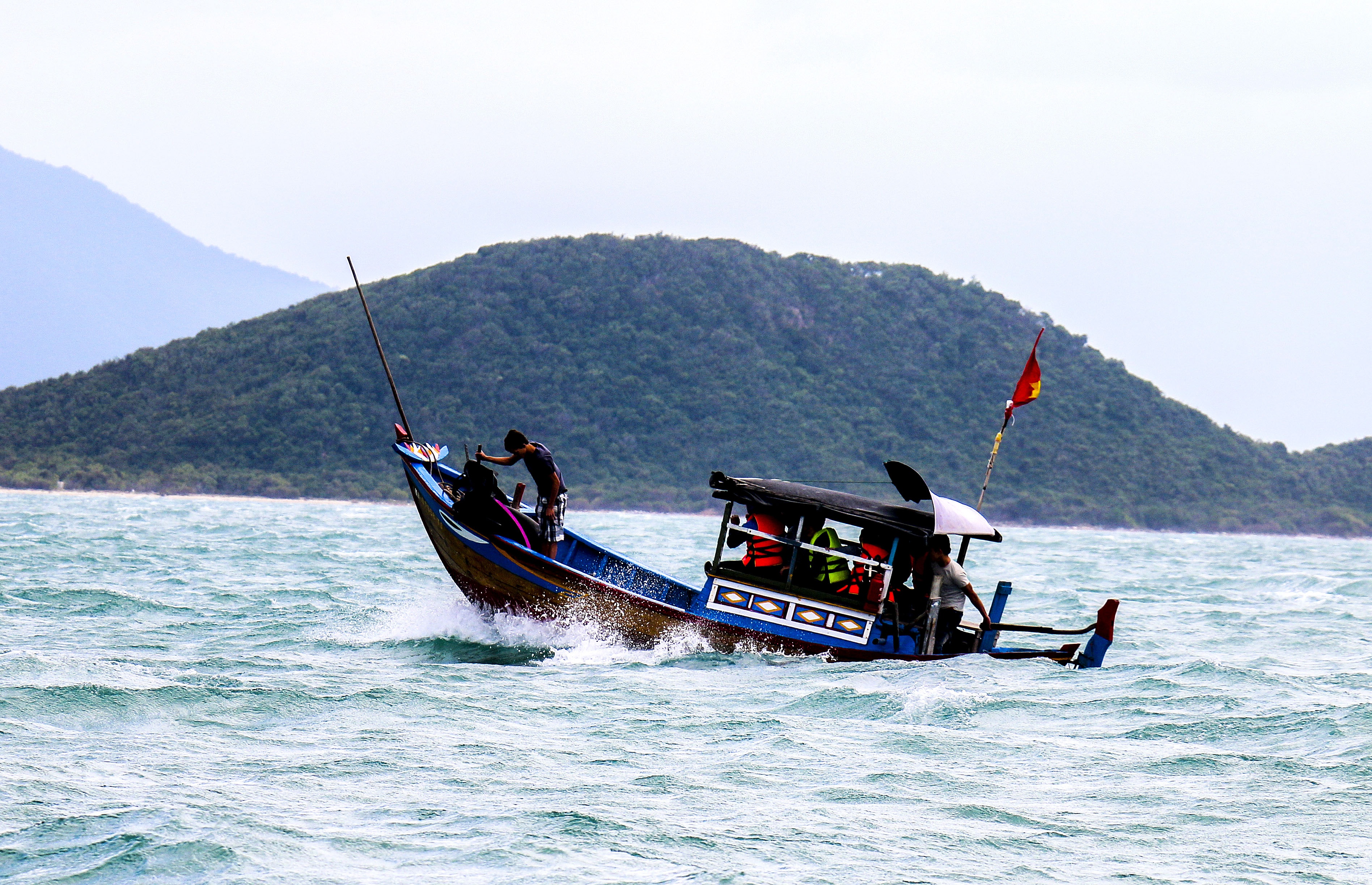 5 ngu dan duoc cuu khi tau chim o Truong Sa hinh anh