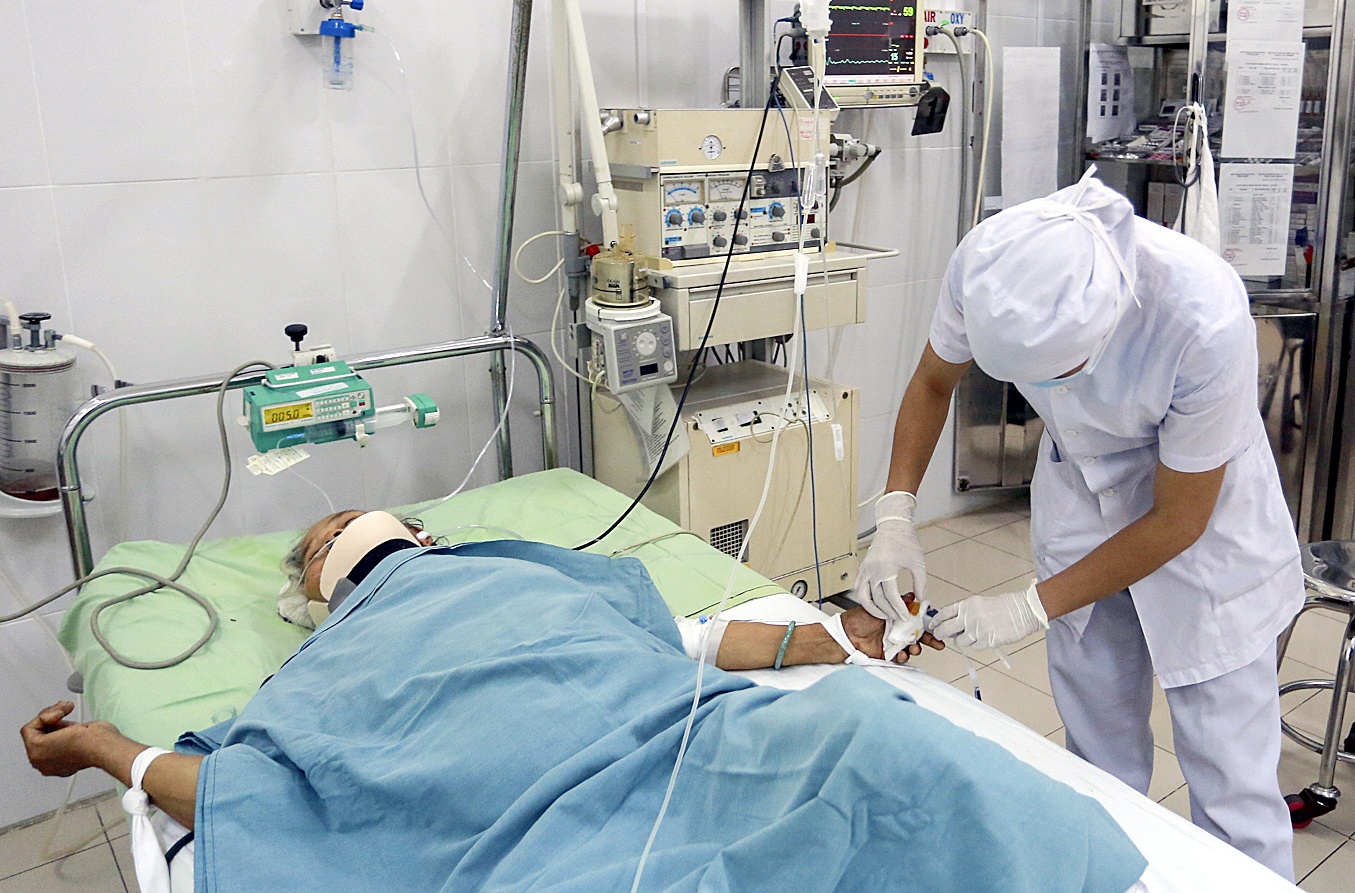 tau hoa tong o to,  1 nguoi tu vong,  3 nguoi bi thuong nang anh 1