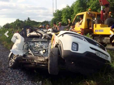 Tau hoa tong oto cho 6 nguoi di du dam cuoi hinh anh