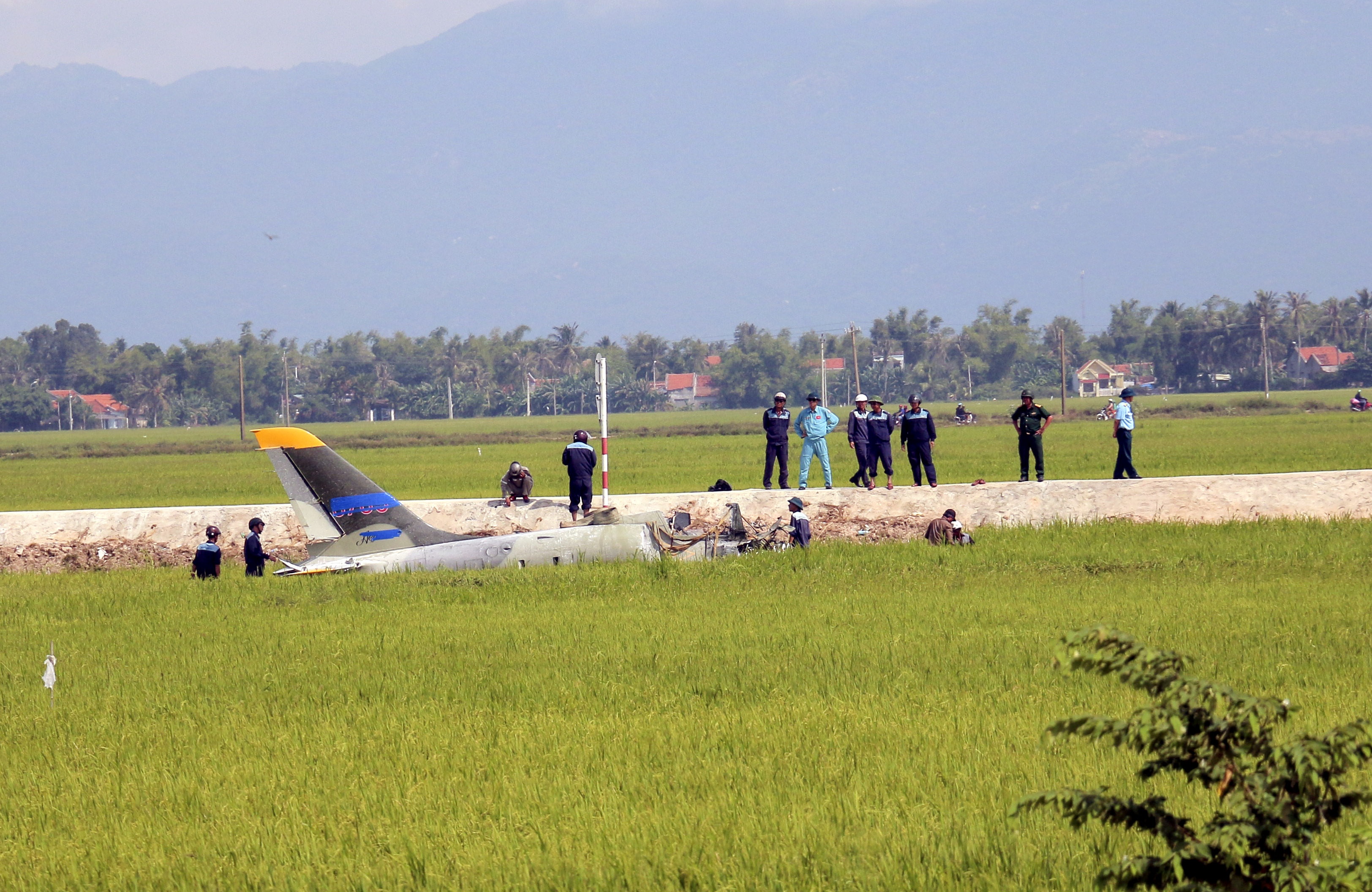 Máy bay quân sự rơi, một phi công tử nạn, một người dân bị thương ảnh 1 May bay quan su roi, mot phi cong tu nan, mot nguoi dan bi thuong anh 1