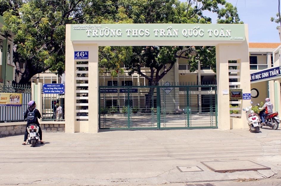 Hoc sinh doi tu tu vi bi giao vien si nhuc, bat tai hinh anh