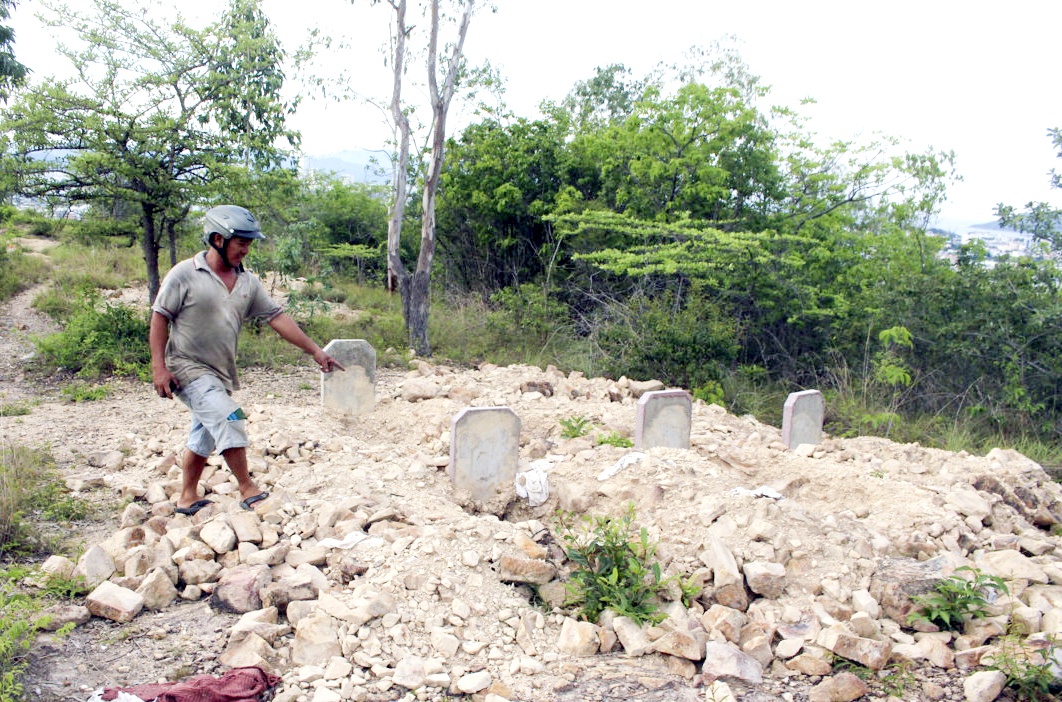 Di chuyen 147 ngoi mo bi dao trom ve nghia trang Phuoc Dong anh 2