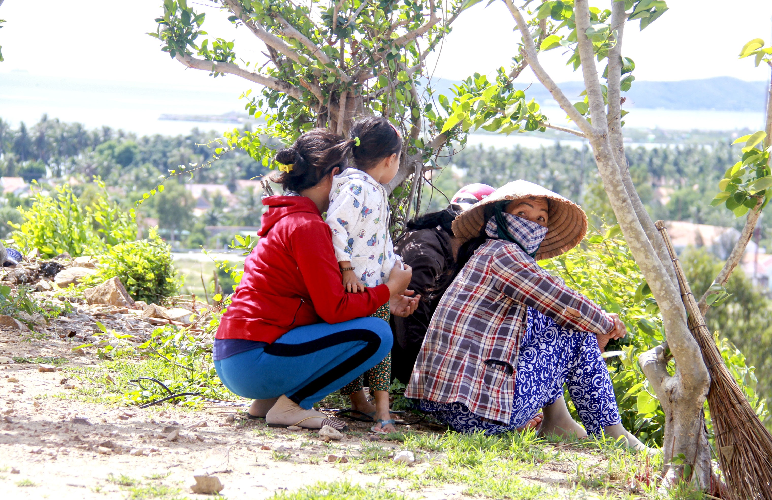 Hang tram nguoi khan bai da than,  xin so de anh 1