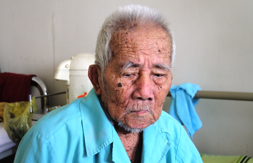 Thay khop hang cho cu ong 100 tuoi hinh anh