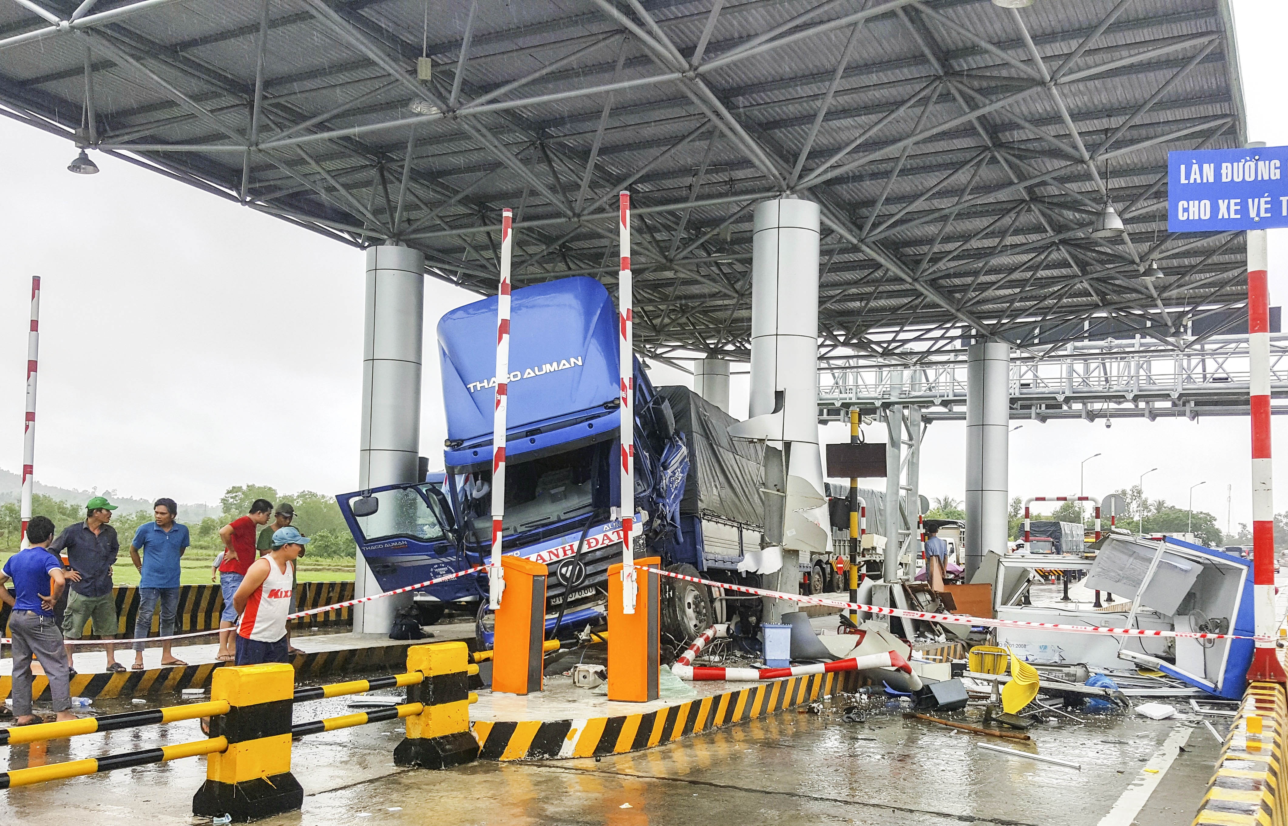 Xe tải tông nát trạm thu phí ảnh 1 Xe tai tong nat tram thu phi anh 1