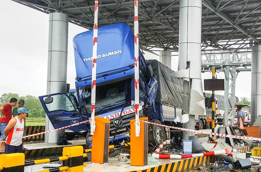 Xe tai dam nat tru thu phi hinh anh