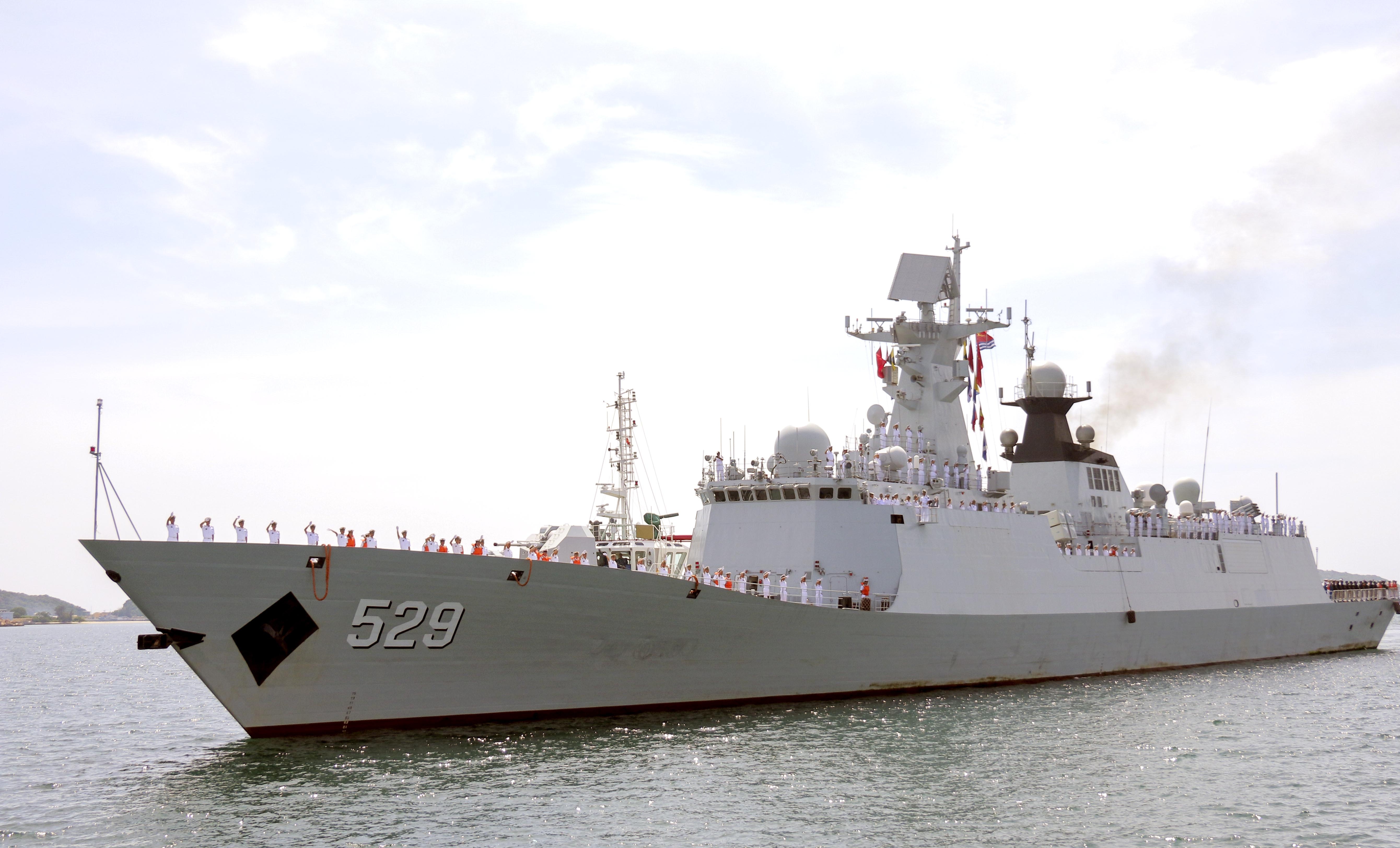 Hai chien ham Hai quan Trung Quoc vao Cang quoc te Cam Ranh hinh anh