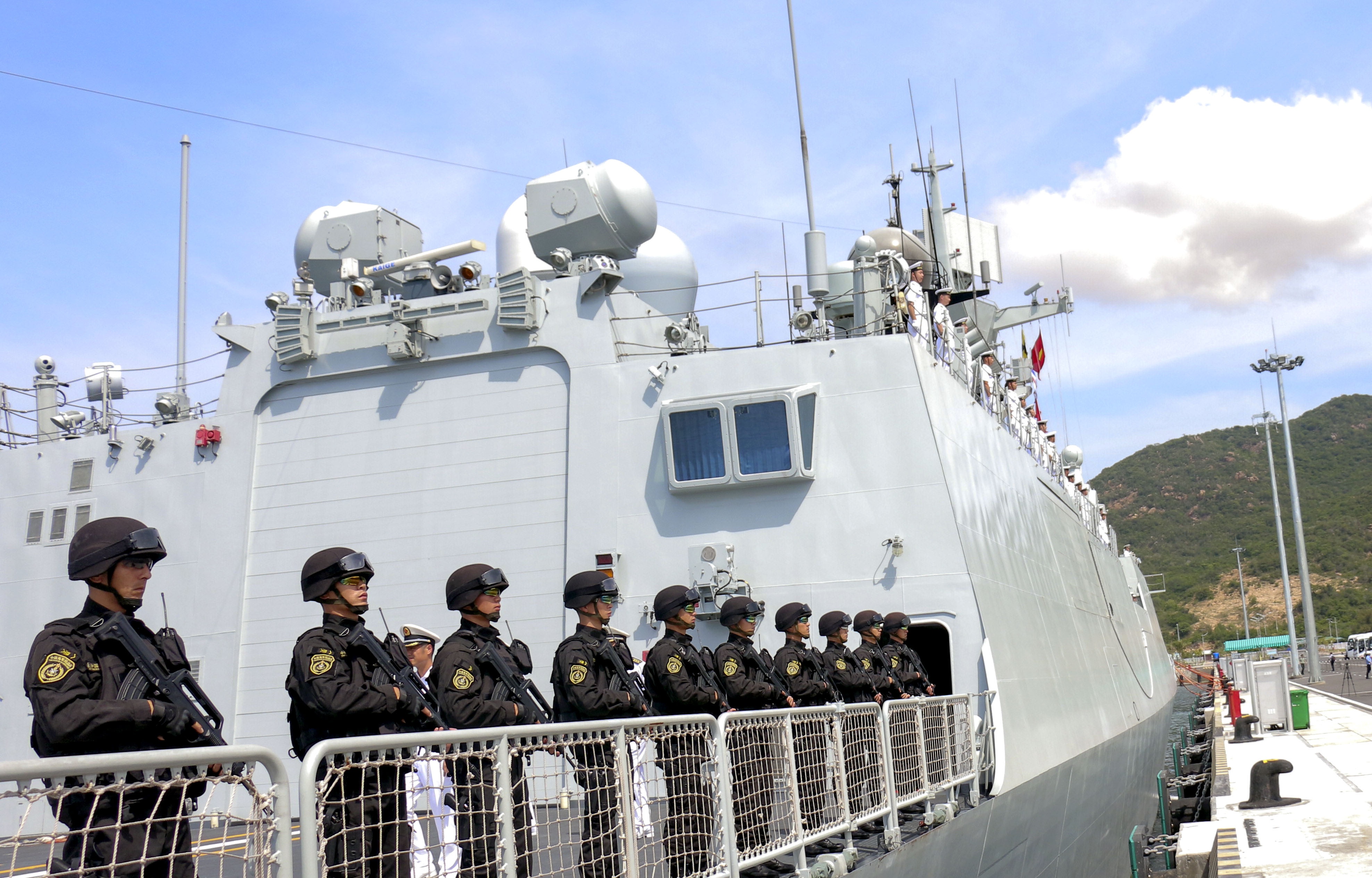 Tau ho ve ten lua ghe cang quoc te Cam Ranh anh 3