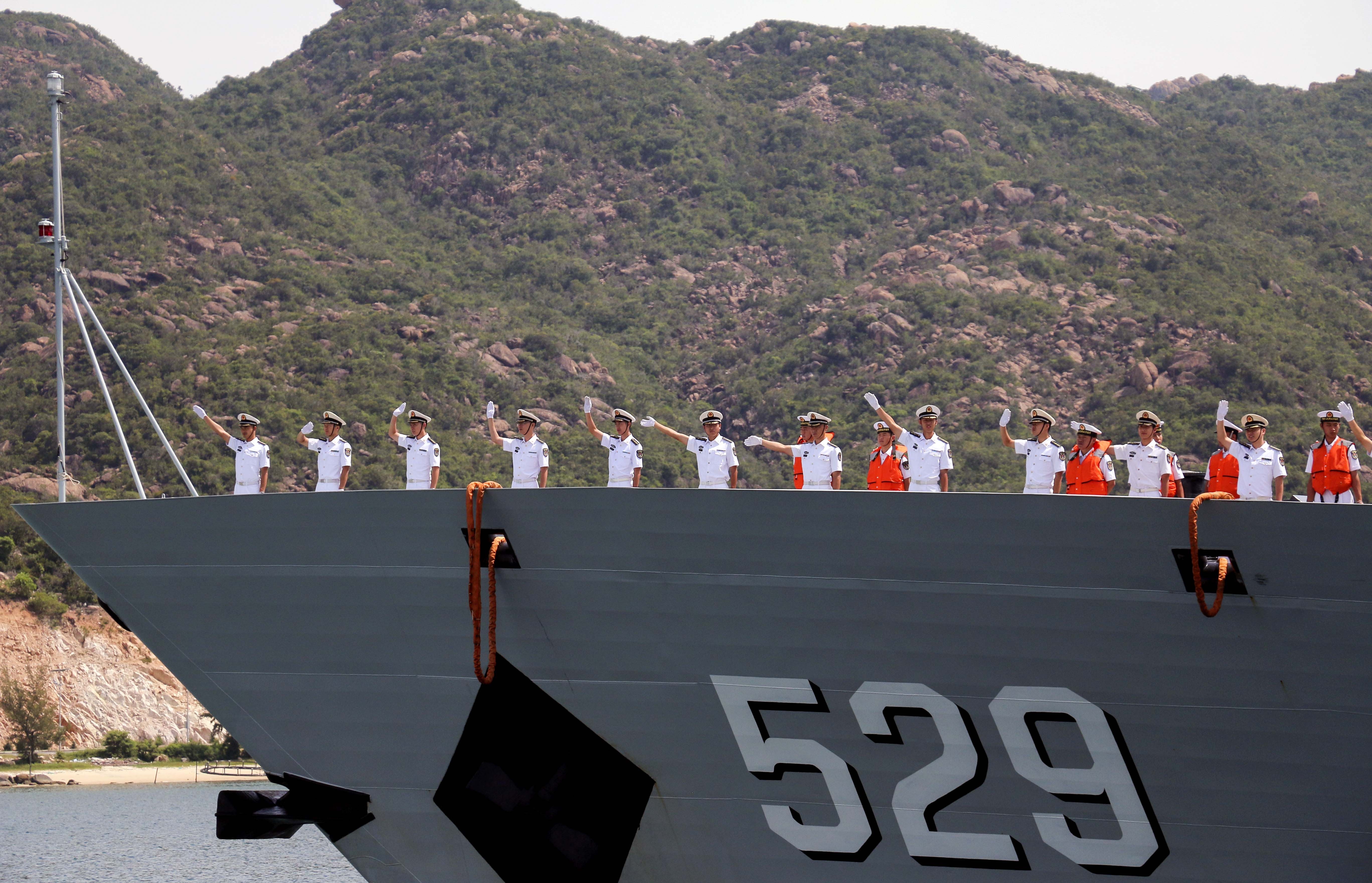 Tau ho ve ten lua ghe cang quoc te Cam Ranh anh 4