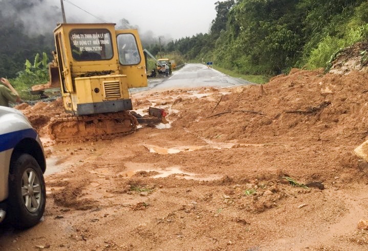 Giao thong Nha Trang - Da Lat chia cat do mua lu hinh anh