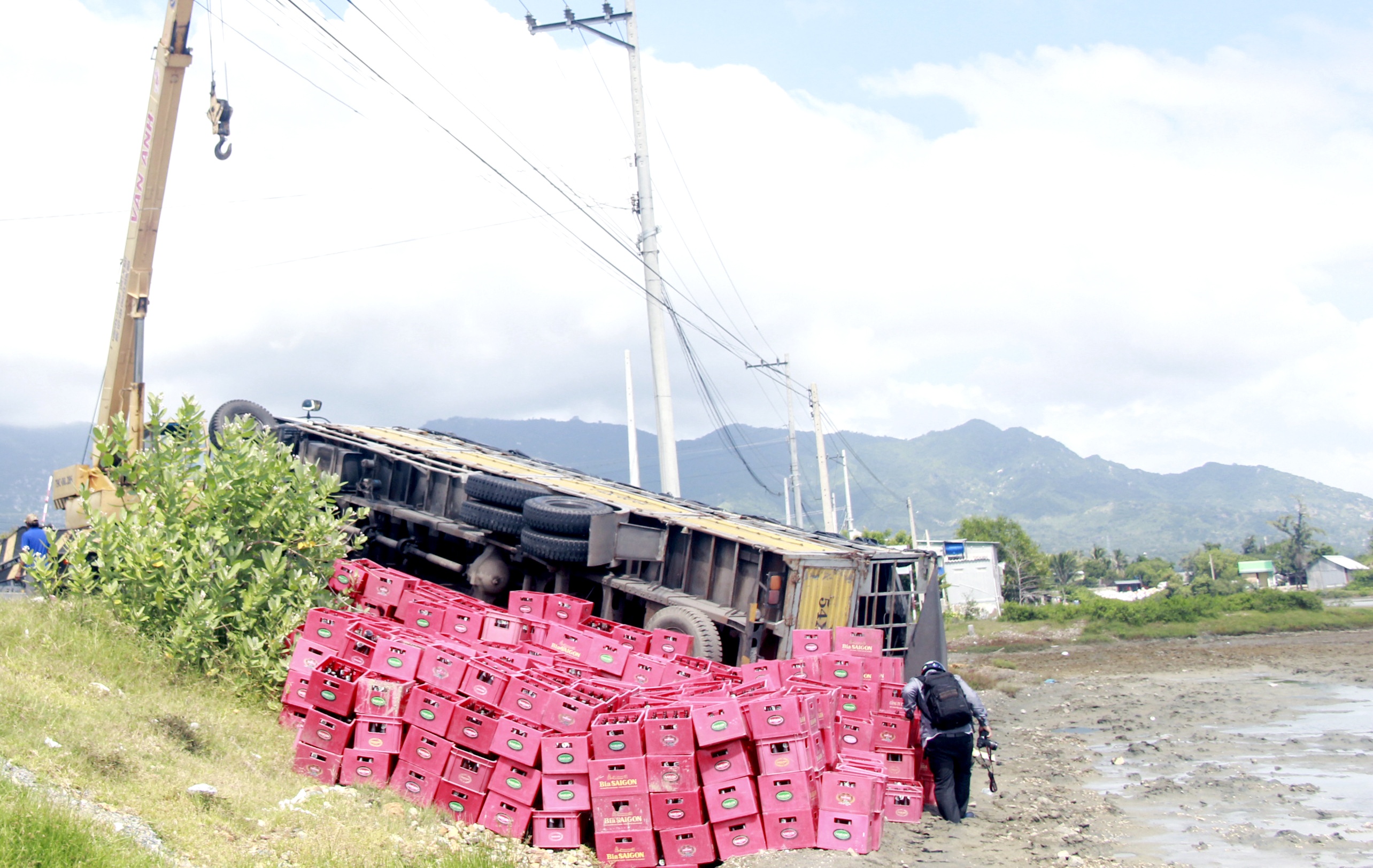 Hàng trăm két bia văng xuống ruộng ảnh 1 Hang tram ket bia vang xuong ruong anh 1