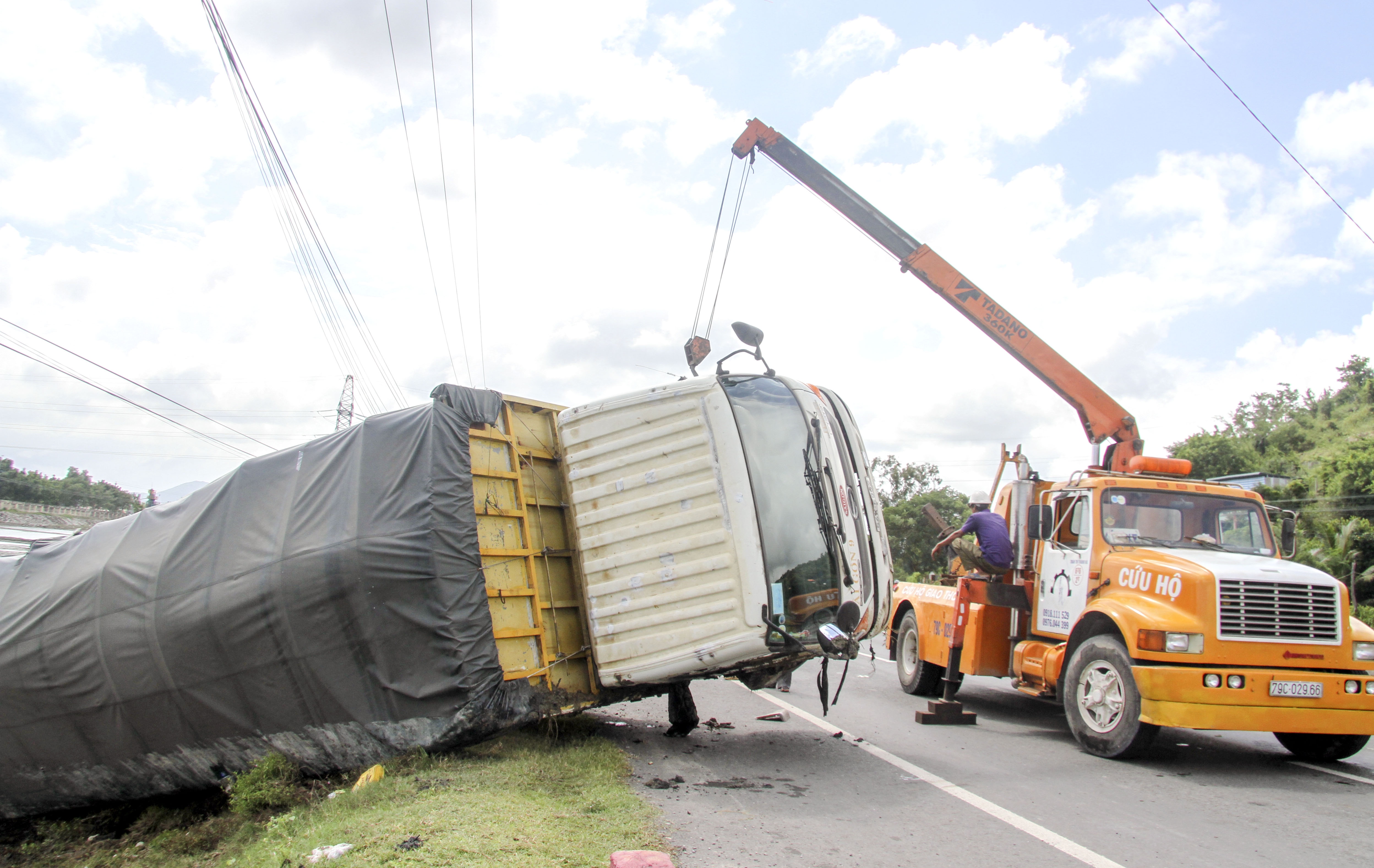 Hang tram ket bia vang xuong ruong khi xe tai bi lat hinh anh