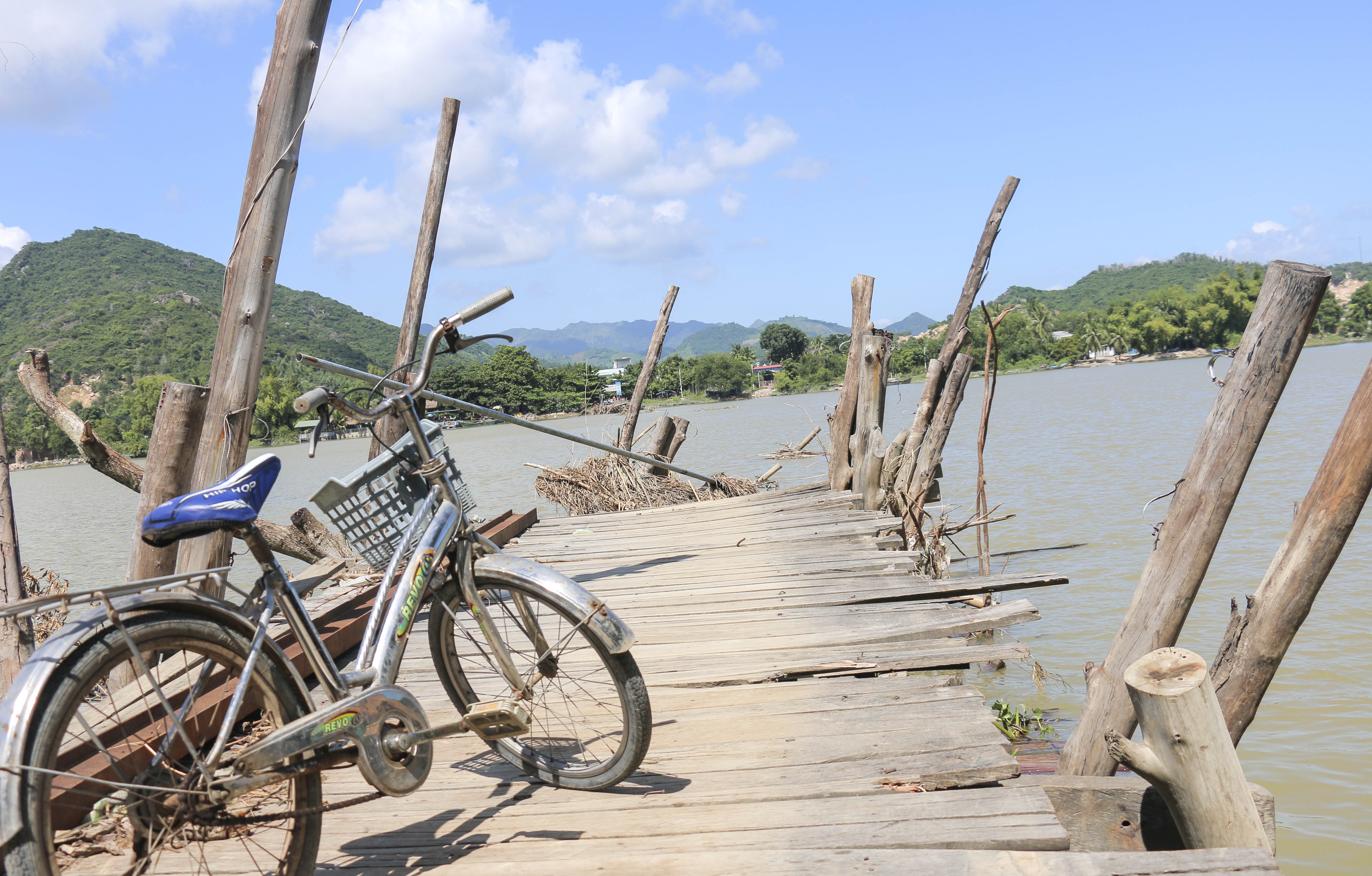 Hoc sinh chui ham tau hoa den truong anh 1