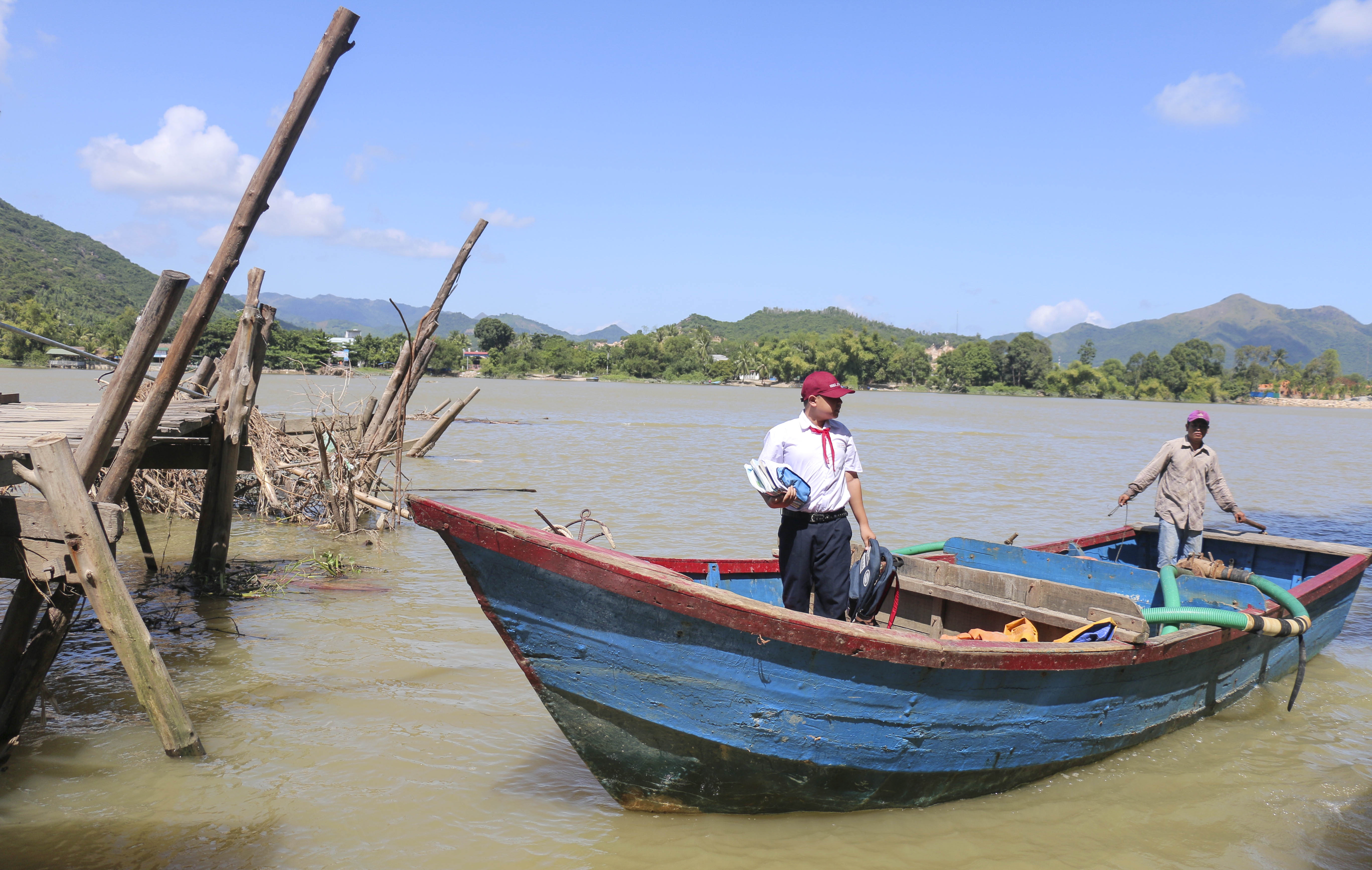 Hoc sinh chui ham tau hoa den truong anh 10