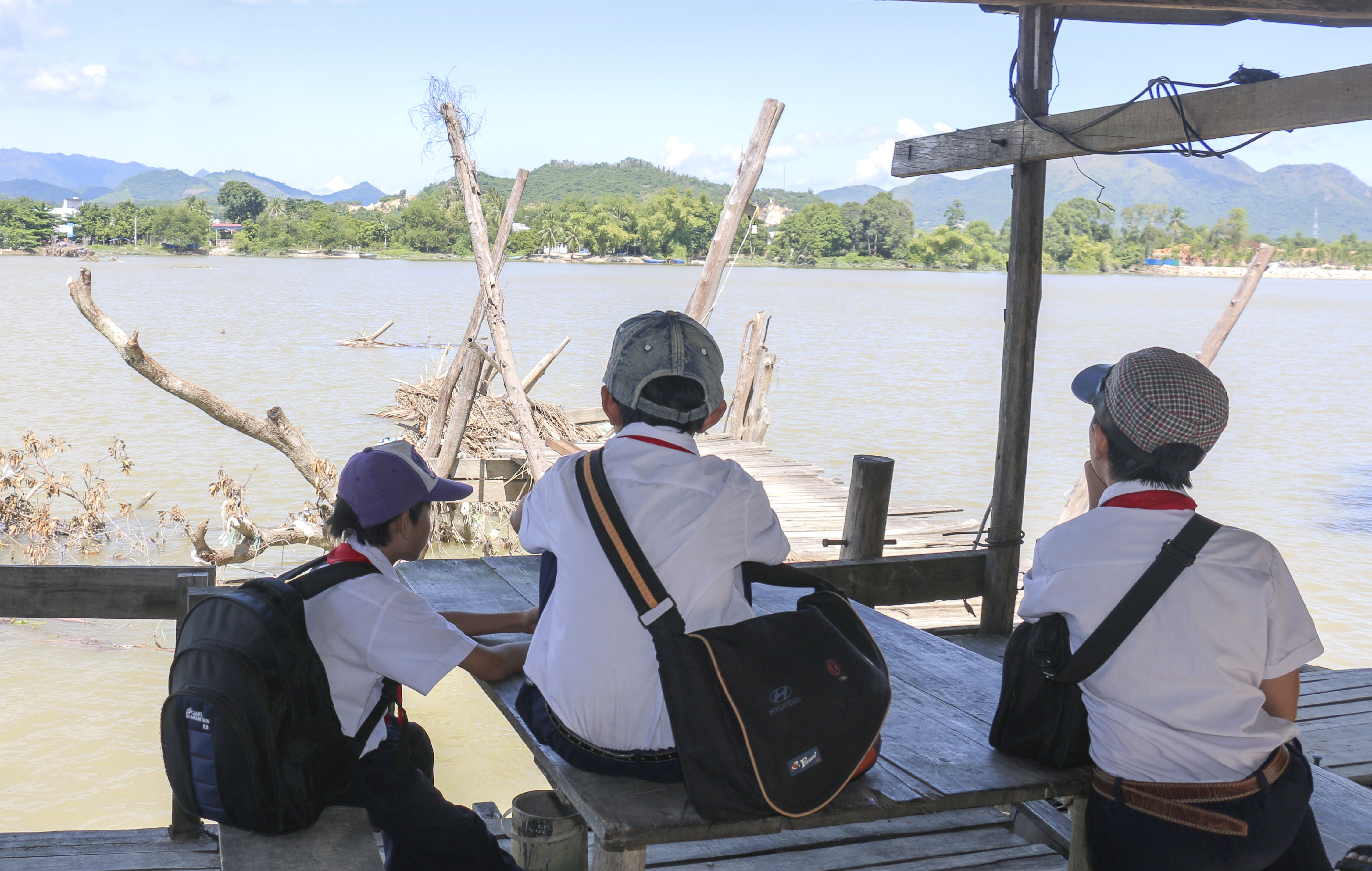 Hoc sinh chui ham tau hoa den truong anh 11