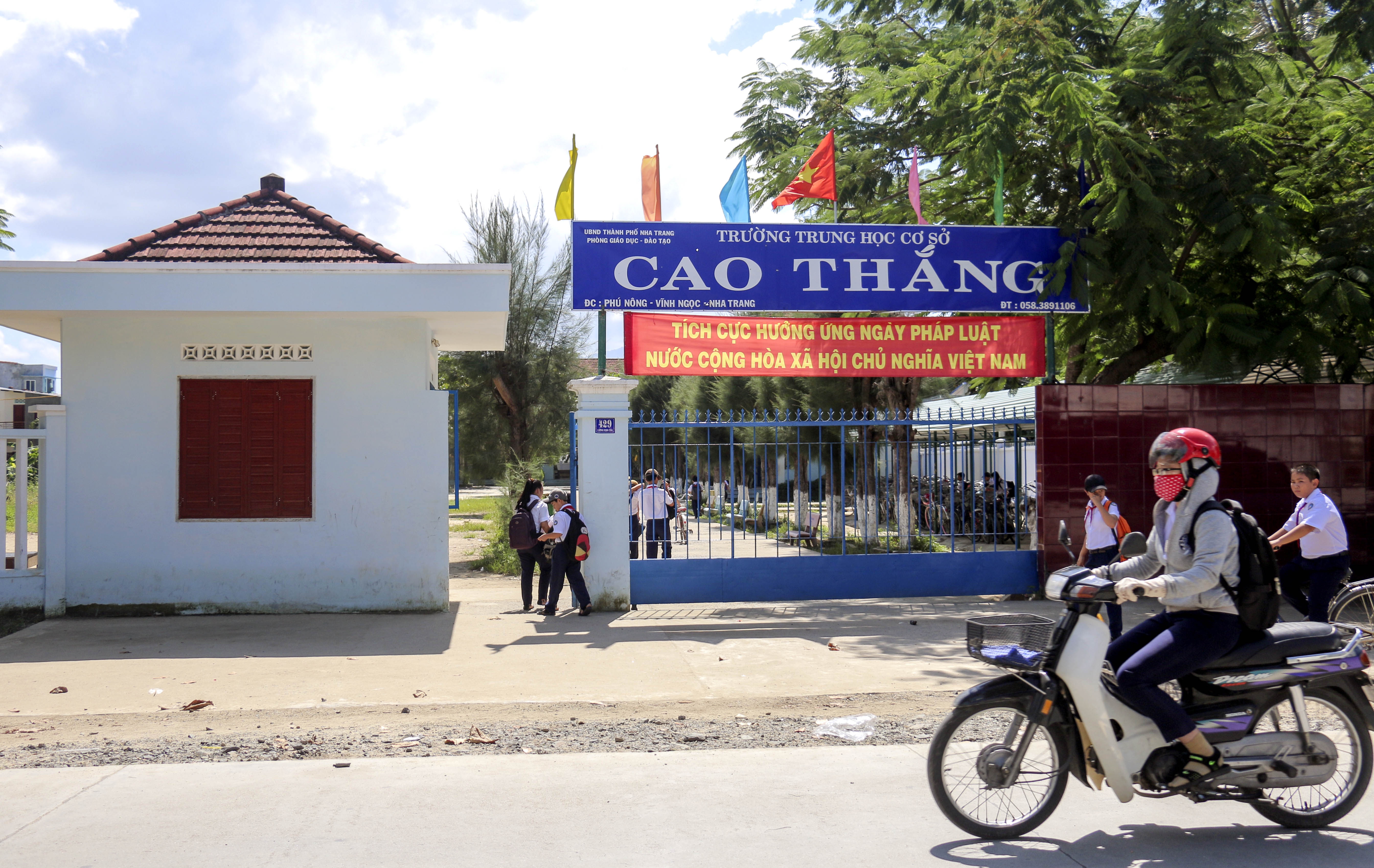 Hoc sinh chui ham tau hoa den truong anh 12