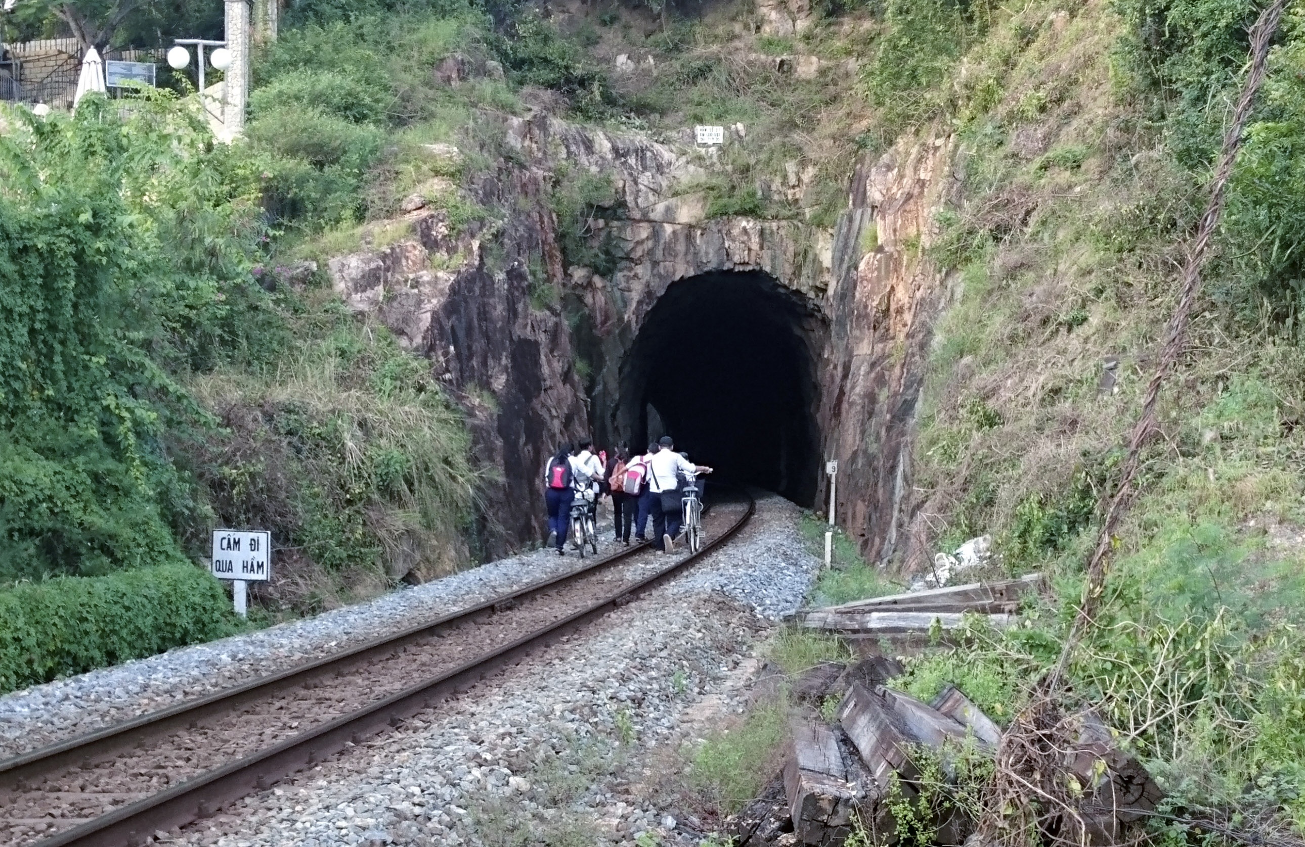 Hoc sinh chui ham tau hoa den truong anh 2