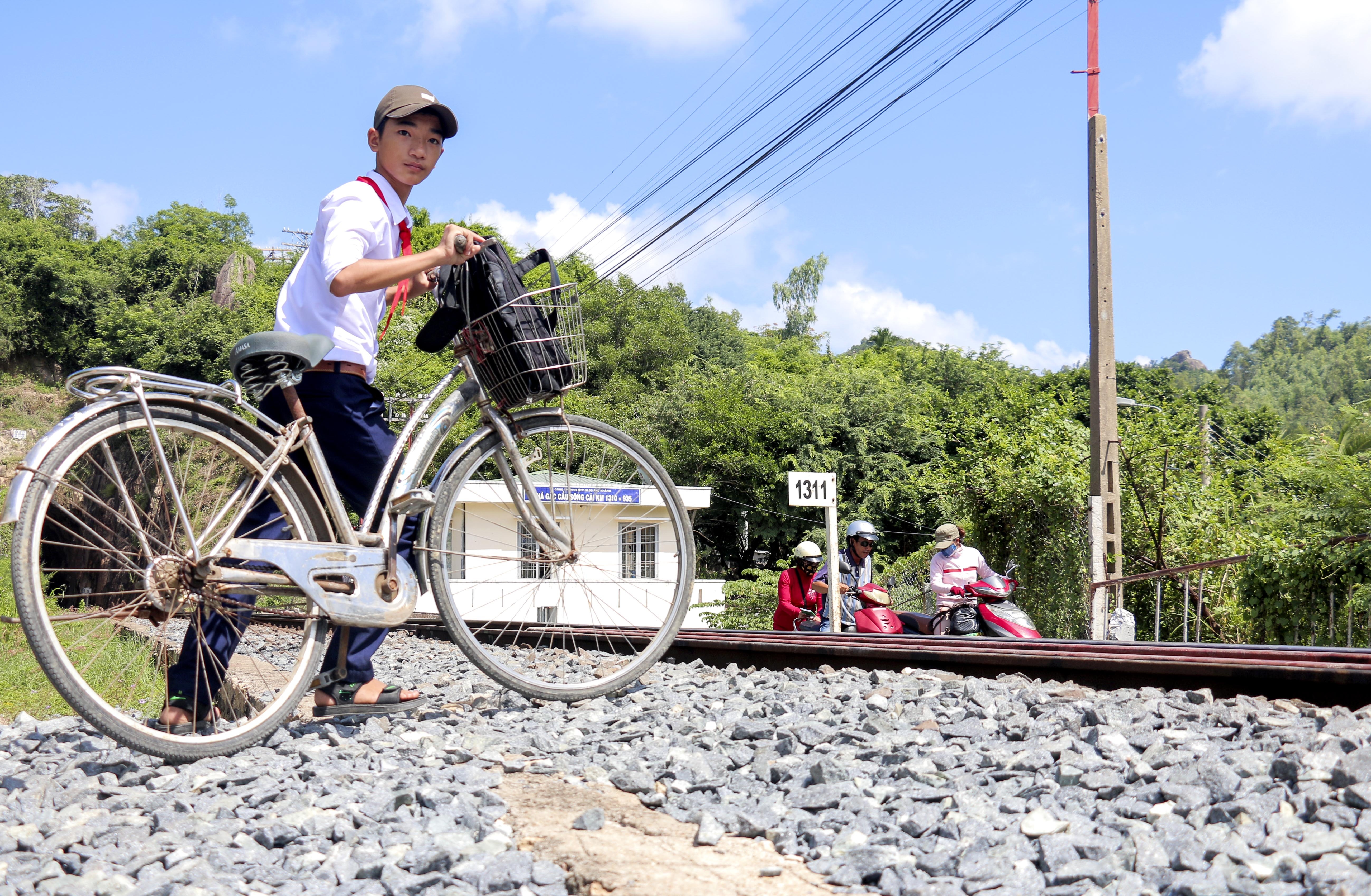 Hoc sinh chui ham tau hoa den truong anh 4