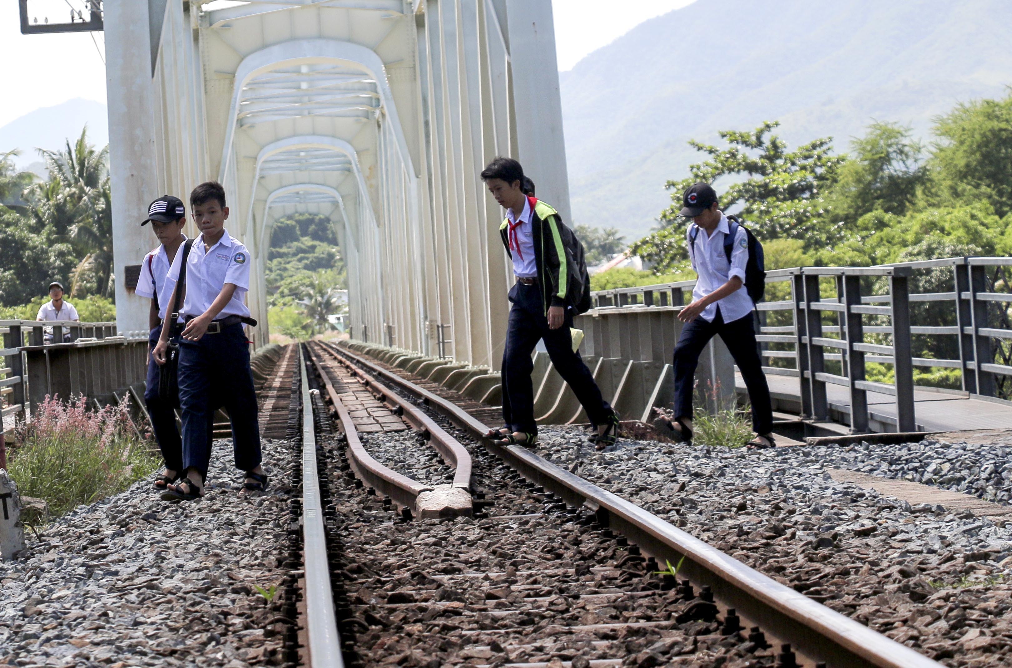 Hoc sinh chui ham tau hoa den truong anh 5