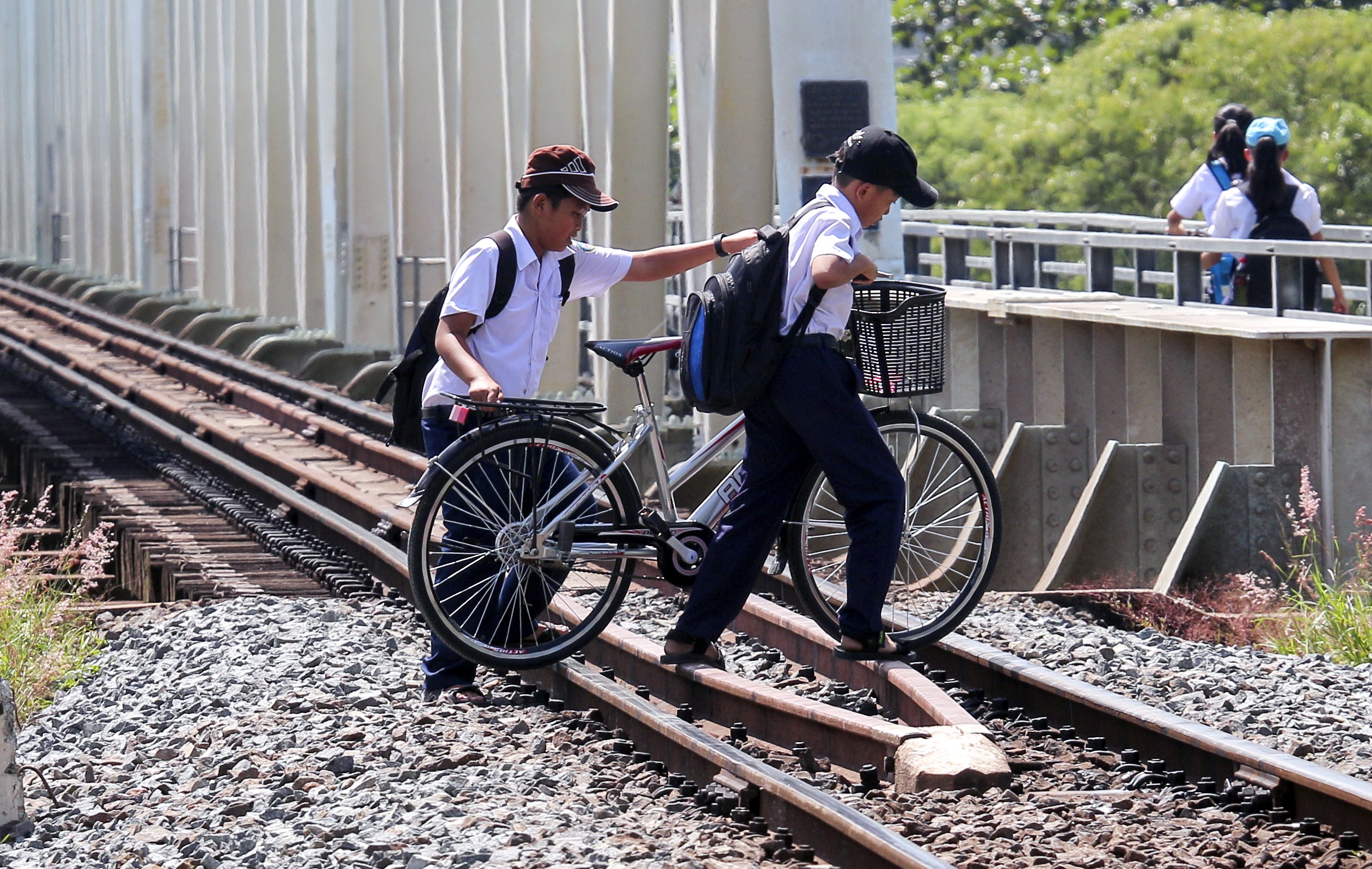 Hoc sinh chui ham tau hoa den truong anh 6